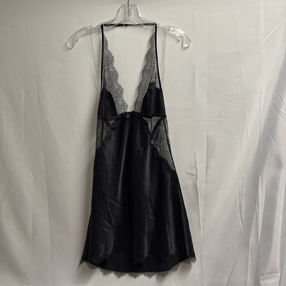 NEW Victoria's Secret Lace Halter Mini Slip Black Size Medium - Picture 1 of 5